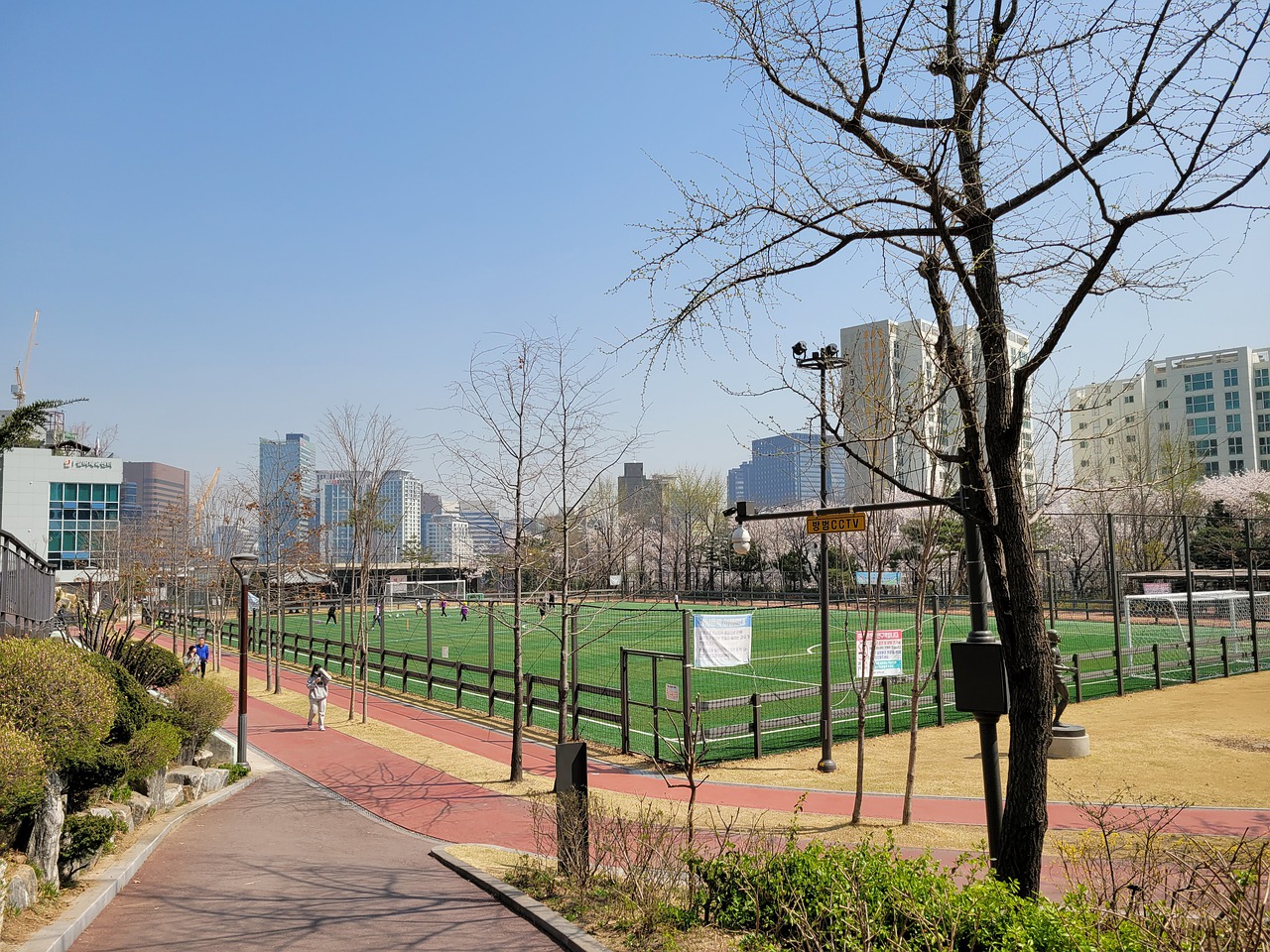 随着更多专 随着更多专